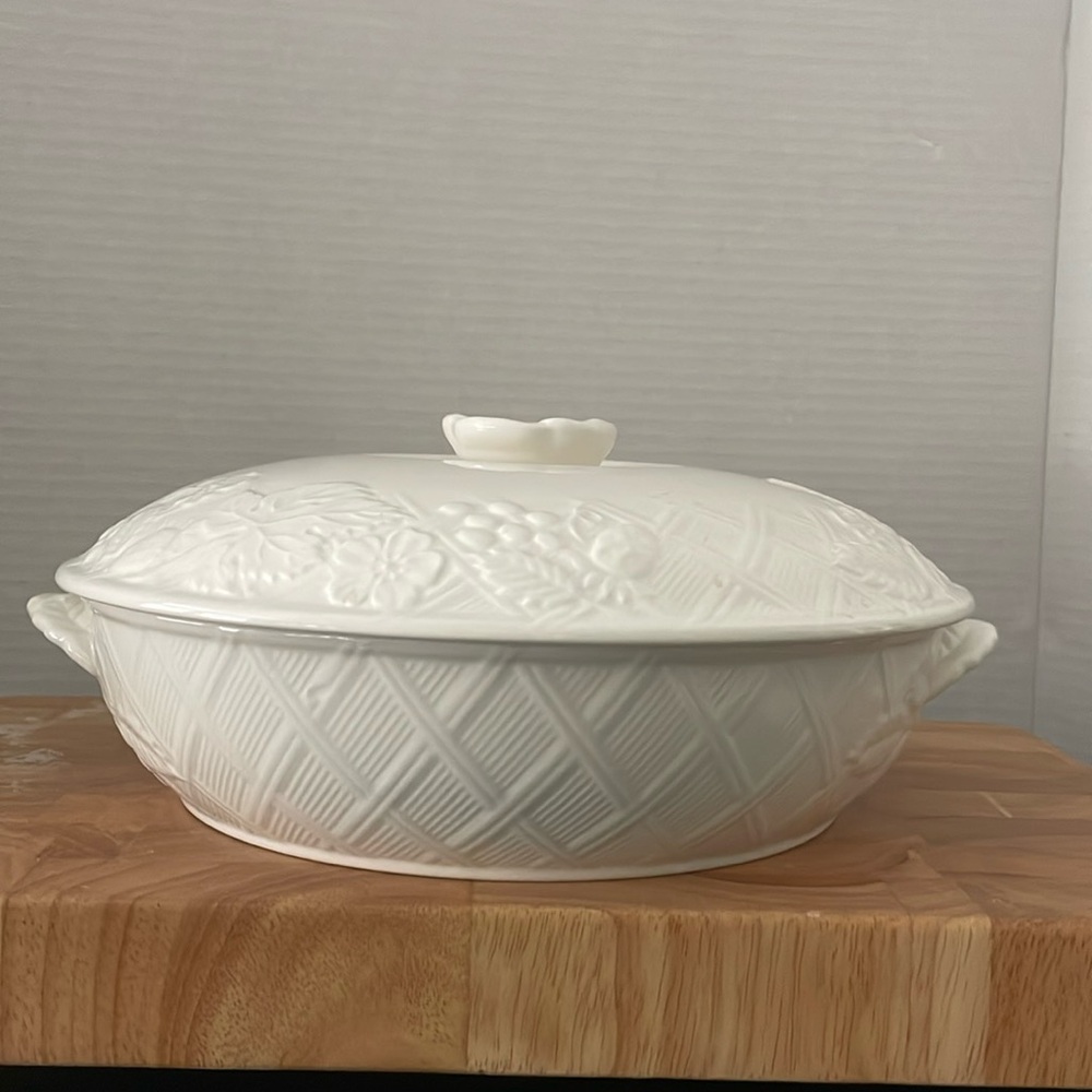 Mikasa English Countryside 2Qt Covered Casserole w/Lid in Round.